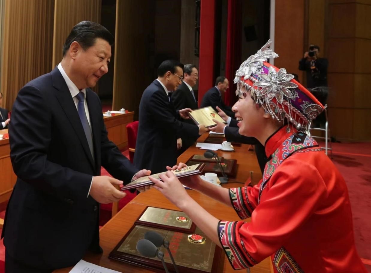 2014年9月28日，中央民族工作会议暨国务院第六次全国民族团结进步表彰大会上，习近平总书记亲手给湖北大学2013级在职教育硕士邓丽颁发了“全国民族团结进步模范个人”荣誉证书，并亲切地询问了她的情况。